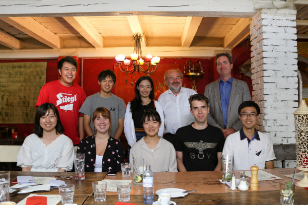 Gruppenfoto japanischer Studierender beim gemeinsamen Abschiedsessen mit MitarbeiterInnen der ÖJAB.