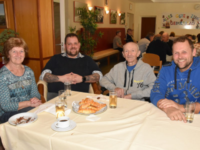 Reinhard Freißmuth (77) im Kreis seiner Lieben.