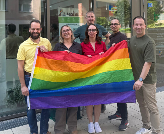 Mitarbeiter:innen des BPI der ÖJAB mit Regenbogenflagge.
