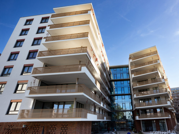 Das ÖJAB-Pflegewohnhaus Neumargareten von vorne mit Haupteingang.