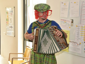 Mitabreiter des ÖJAB-Hauses St. Franziskus beim Musizieren.