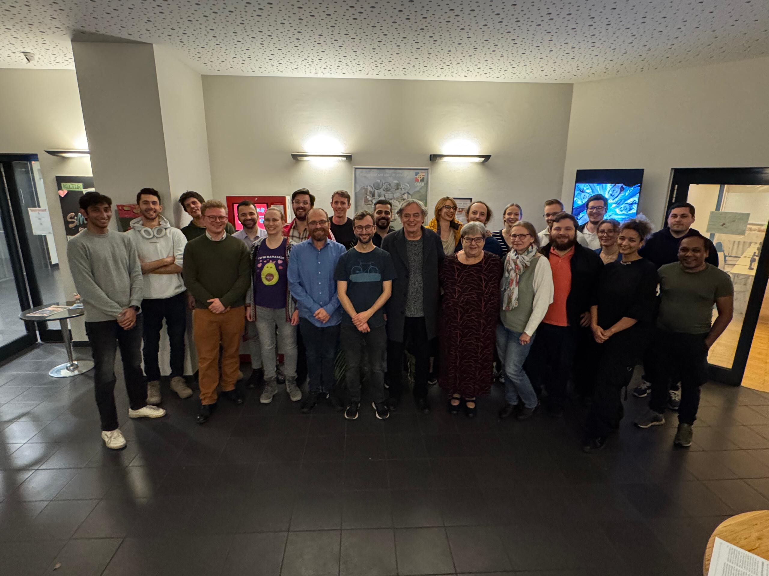 Gruppenfoto der Veranstaltungsgäste im Foyer des Hauses.