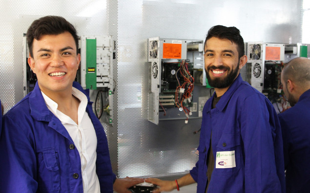 2 participants of an vocational training in front of electrics. 