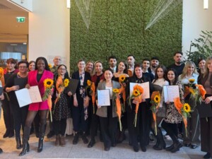 Absolvent:innen und Lehrkräfte der Pflegeschule der ÖJAB 2025 beim gemeinsamen Gruppenfoto auf der Abschlussfeier im ÖJAB-Pflegewohnhaus Neumargareten in Wien.