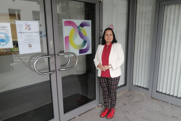 Lehrgangsleiterin Lenka Slepčíková vor dem Eingang der Pflegeschule der ÖJAB.
