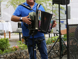 Musiker stehend auf der Bühne im Garten des ÖJAB-Hauses Nuemargareten.