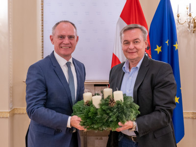 Gerhard Karner, Bundesminister für Inneres (links) und Dieter Fröhlich, Stv. Geschäftsführer der ÖJAB (rechts).