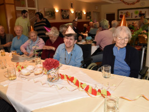 Fröhliche BewohnerInnen beim Faschingsfest im ÖJAB-Haus St. Franziskus.