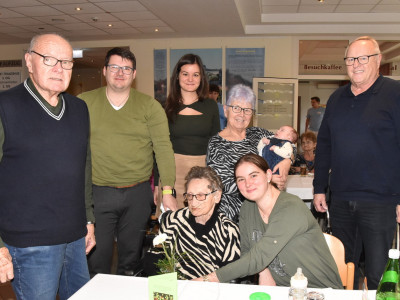 Gerda Lackner (84) mit ihrer Familie.