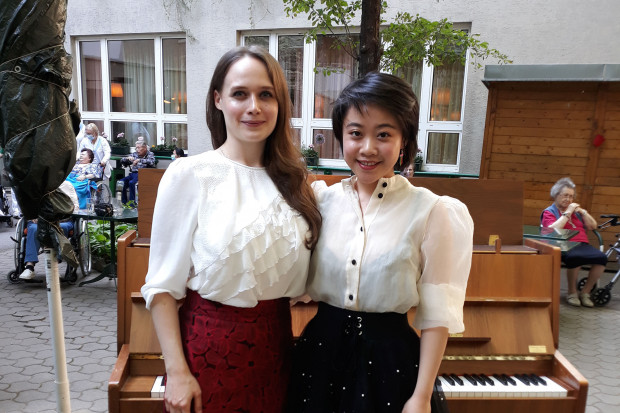 Musikstudentinnen vor dem Klavier im Garten des ÖJAB-Hauses Neumargareten.
