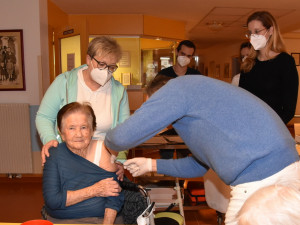 Dr. Wehle impft Frau Rozner.