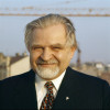 Dr. Bruno Buchwieser, Portraitfoto mit Baukran im Hintergrund, 1976.