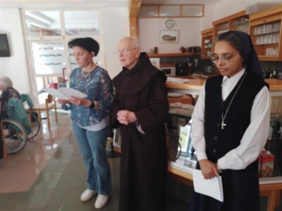 Pater ANTON SR. MACELINA und Angehörige haben ein kurzes Gebet gesprochen.