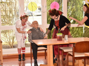 Bewohner mit Mitarbeiterin des ÖJAB-Hauses St. Franziskus beim närrischen Treiben.
