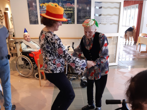 95-jährige BewohnerIn Frieda Maikisch beim Faschingstanz mit Heimleiterin Elisabeth Muhr.