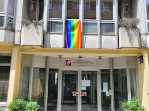 Außenaufnahme der ÖJAB-Zentrale mit Pride-Beflaggung.