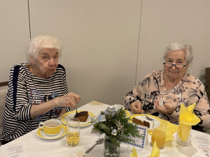 Zwei Bewohnerinnen beim Tisch mit Kuchen und Kaffee