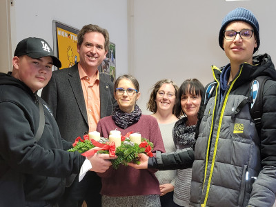 Christina Pantucek-Eisenbacher, Leiterin des Jugendreferats in der MA 13 der Stadt Wien und Team (Mitte), Wolfgang Mohl, ÖJAB- Managementteam-Mitglied sowie David und Nikola von AusbildungsFit der ÖJAB in Wien. Einige Kränze wurden von den Jugendlichen in AusbildungsFit gebunden.