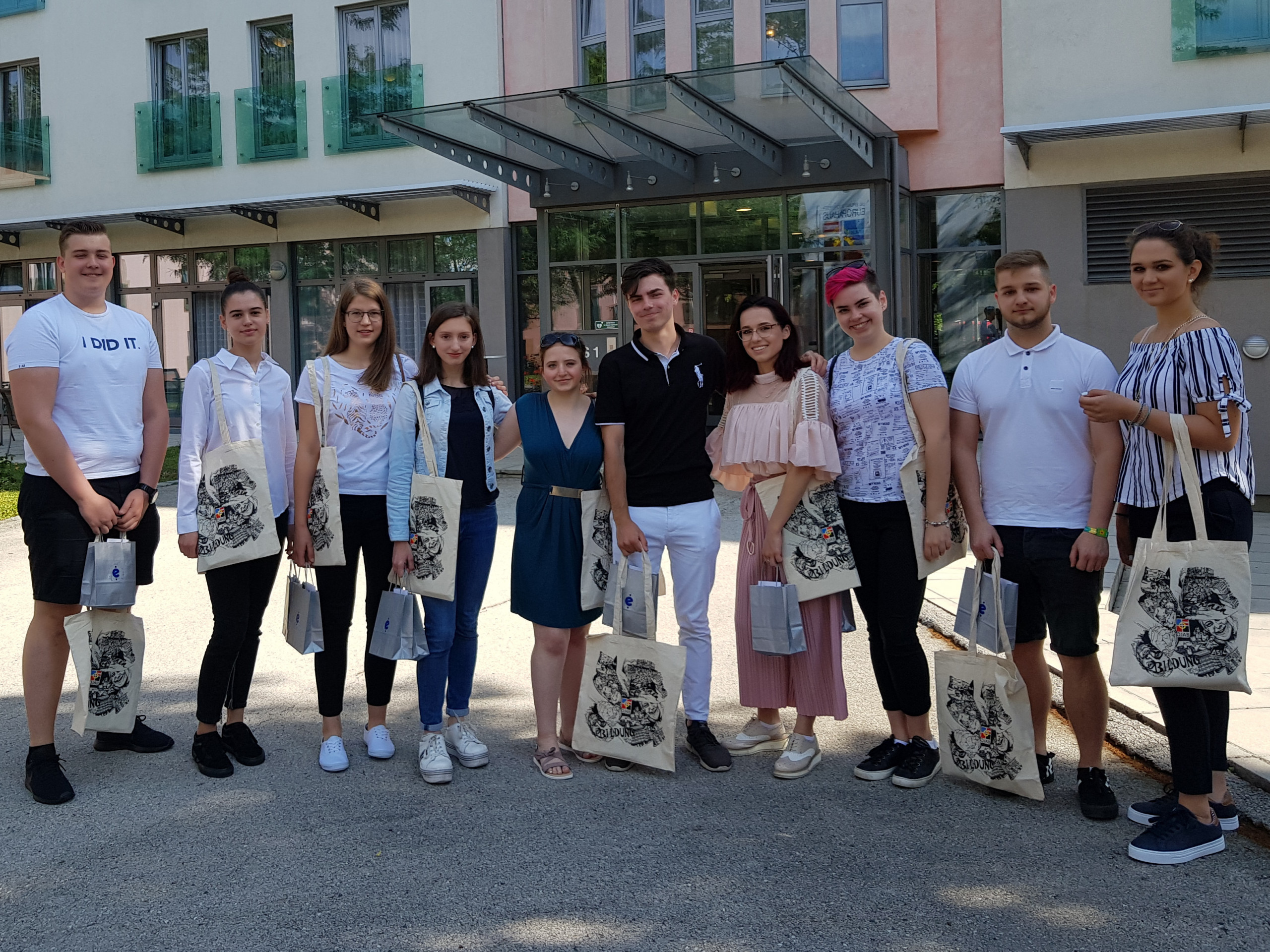 Gruppenfoto der Teilnehmer:innen aus 2019 vor dem Europahaus Dr. Bruno Buchwieser. Foto: Eva Zule/Ekonomska šola Ljubljana.