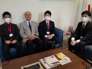 YUAI-Delegation gemeinsam mit Japanischem Botschafter Akira Mizutani.