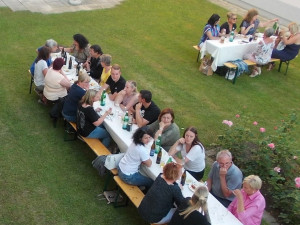 MitarbeiterInnen des Hauses beim "Danke Fest" im Garten sitzend.