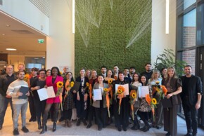 Absolvent:innen und Lehrkräfte der Pflegeschule der ÖJAB 2025 beim gemeinsamen Gruppenfoto auf der Abschlussfeier im ÖJAB-Pflegewohnhaus Neumargareten in Wien.