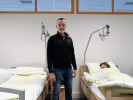 Lehrgangsleiter Franz Hundegger, Akad. Lehrer f. GuK in der Pflegeschule der ÖJAB vor zwei Übungsbetten.