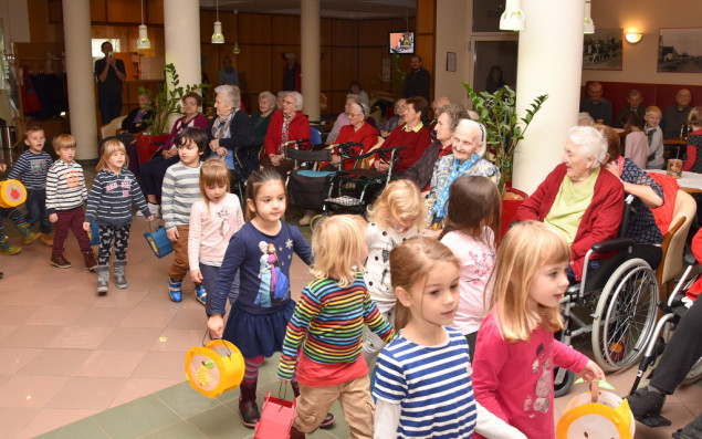 Kinder beim Laternenlaufen vor BewohnerInnen in einem Wohn- und Pflegeheim der ÖJAB