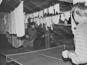 Tischtennisspielen am Dach im Jungarbeiterheim anno dazumal.