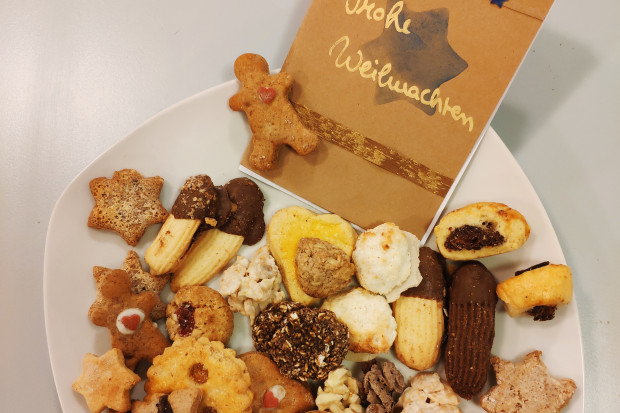 Weihnachtskekse mit Weihnachtskarte