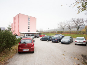 Kfz-Parkplätze des ÖJAB-Hauses Mödling. Nach Maßgabe freier Plätze und gegen Entgelt sind KFZ-Parkmöglichkeiten vorhanden.