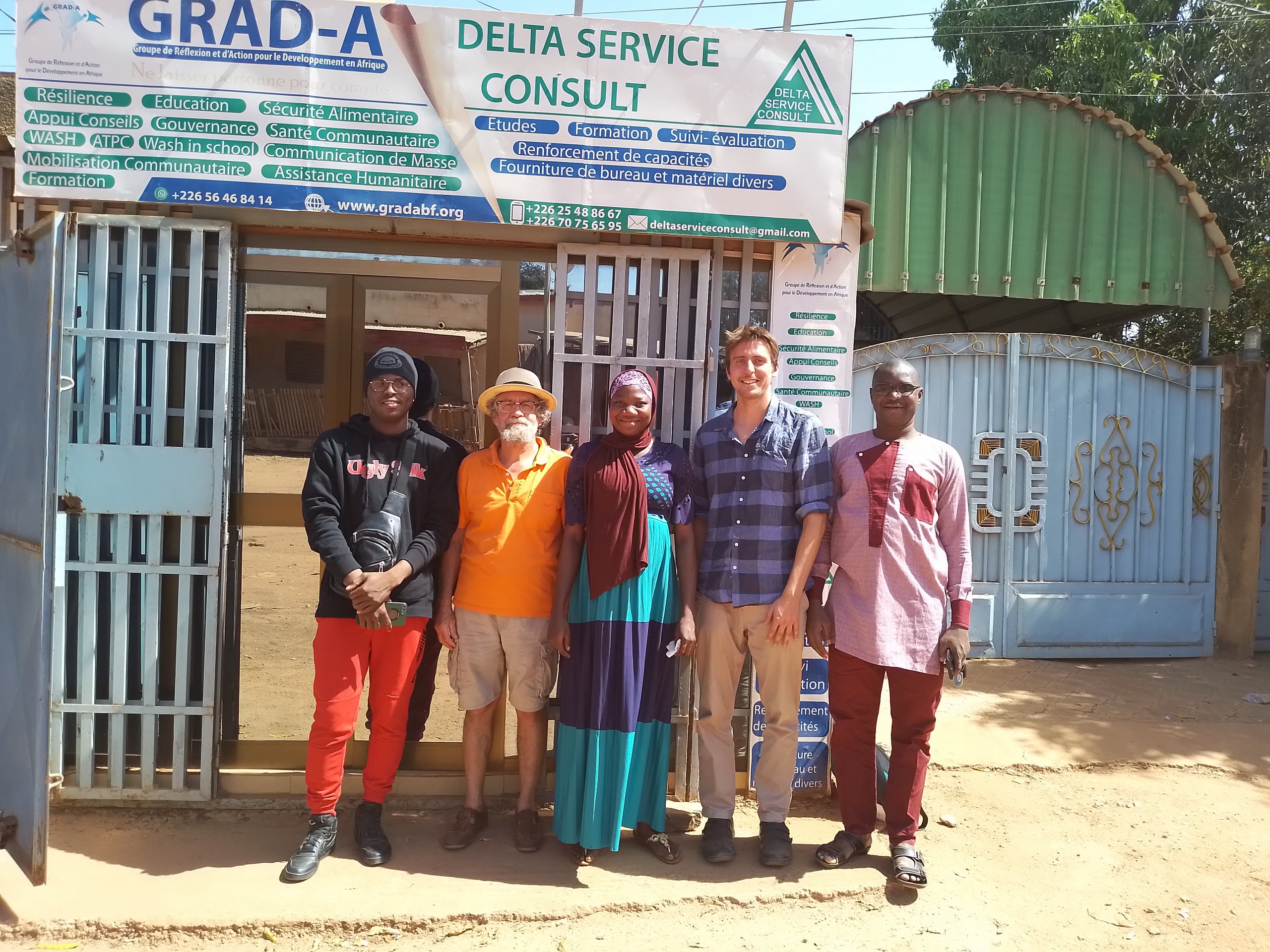 Die Projektteams von ÖJAB und GRAD-A vor dem Bürogebäude in Ouagadougou.