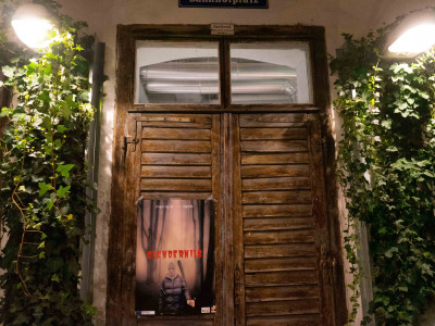 Im Innenhof des FilmQuartiers Wien hängt das Plakat des Films "Slendernils".