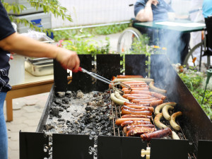 Holzkohlegrill im Garten des ÖJAB-Hauses Neumargareten.