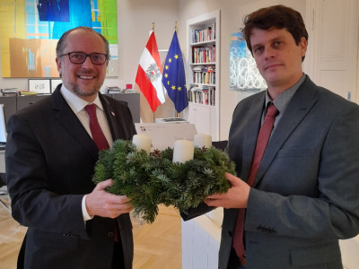 Außenminister Alexander Schallenberg mit Matthias Farfeleder, Heimleiter des Studierendenwohnheims ÖJAB-Haus Meidling.