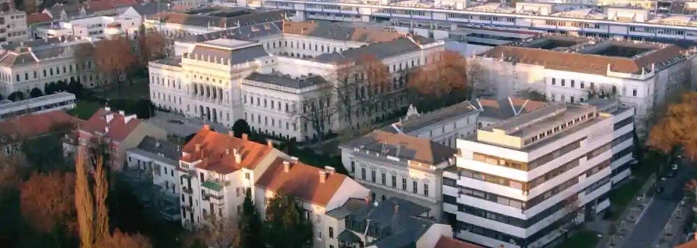 Luftaufnahme der Karl Franzens Universitaet in Graz.