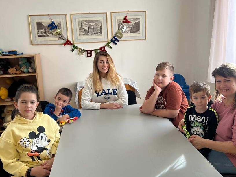 Ukrainische Mütter mit Kindern im Kindergarten- oder Schulalter sitzend im ÖJAB-Haus Mödling.