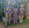 EZA-Projektmanager Oliver Böck (links) und EZA-Konsulent Stephan Armbruster (rechts) besuchten in Burkina Faso auch Solange Eveline K. Rita AGNEKETOM/BOGORE. 