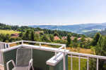 Von den Balkonen der ÖJAB Waldpension bietet sich ein weiter Blick in der „Buckligen Welt“ der niederösterreichischen Voralpen.