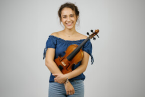 Protraitfoto Künstlerin Liza Paksi. Foto: Arnold Molnár 