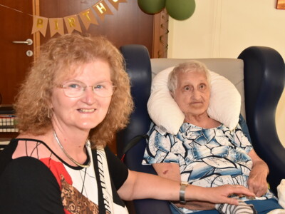 Theresia Gröller (90) mit ihrer Tochter.