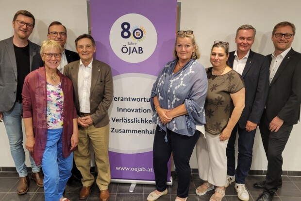 Die Wiedergewählten, von links: die Vizepräsident:innen Dr. Jürgen Figerl, Dr. Gabi Komin und KR. Gerhard Riedel, Präsident Mag. Ing. Günther Schlicker, Geschäftsführerin Dr. Monika Schüssler und ihre Stellvertreter:innen DGKP. Monika Antl-Bartl, Msc, Dieter Fröhlich und Ing. Harald Pöckl.