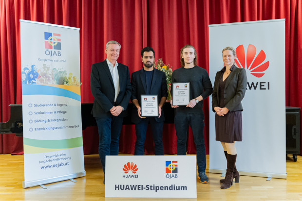 Dieter Fröhlich, Stv. Geschäftsführer der ÖJAB und Catharina Rieder von Huawei Österreich überreichten den Stipendiaten Nima Gruber und Saqib ali Khan vor Ort die Urkunden sowie jeweils eine Gutschrift über einen kostenlosen Wohnplatz für ein Jahr. Die dritte Stipendiatin Elena Adamek nahm per LIVE-Stream an der Verleihung teil. Foto: Huawei / Marvin Strauss.