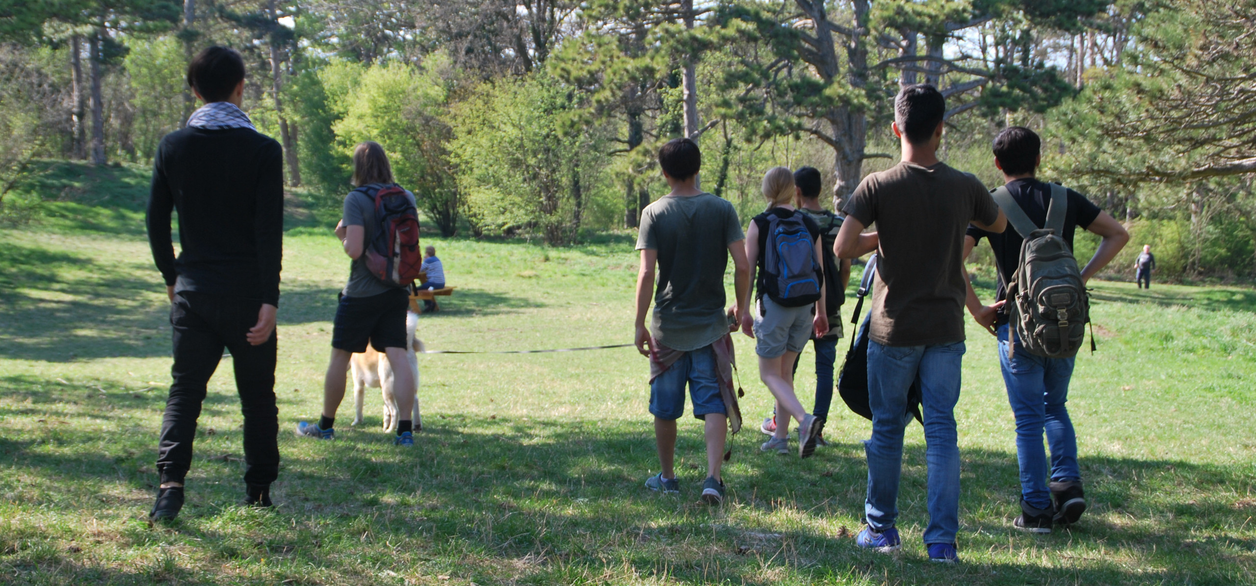 Flüchtlinge des ÖJAB-Hauses Mödling bei einem Freizeitausflug in die Natur. 