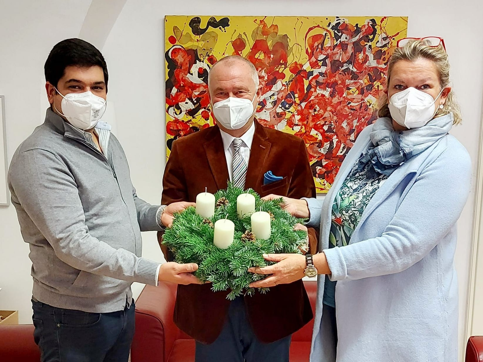 Auf dem Bild zu sehen sind Heimleiter MohammadReza Najmi, Bürgermeister Hans Stefan Hintner und ÖJAB-Geschäftsführerin Monika Schüssler. (v.l.n.r.) Foto: Bürgermeisterbüro Stefan Hintner.