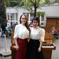 Musikstudentinnen vor dem Klavier im Garten des ÖJAB-Hauses Neumargareten.