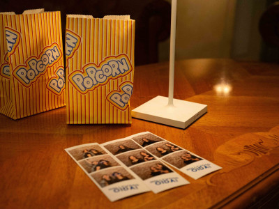 Popcornsackerl und Sofortbild-Abzüge auf einem Tisch.