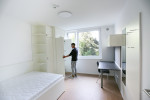 Ein preiswertes "Single Economy+"-Zimmer, das sich Bad, WC und Küche in einer Wohneinheit teilt.