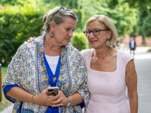 ÖJAB-Geschäftsführerin Monika Schüssler im Gespräch mit Landeshauptfrau Johanna Mikl-Leitner. Im Hintergrund die Grünanlagen des ÖJAB-Europahauses Dr. Bruno Buchwieser. Foto: NLK Burchhart