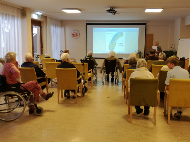 BewohnerInnen sitzend vor Vortragender Friedl Klein.
